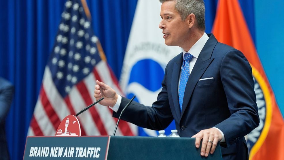 Image for story: Trump administration unveils plan to overhaul air traffic control to prevent crashes